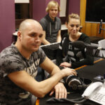 14.12.2015 Kielce. Finał pierwszego dnia licytacji "Gwiazdki z nieba". W studiu Radia Kielce podopieczni Siemachy Kielce, Agnieszka Dyk i zespół Yuka. / Radio Kielce