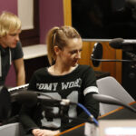 14.12.2015 Kielce. Finał pierwszego dnia licytacji "Gwiazdki z nieba". W studiu Radia Kielce podopieczni Siemachy Kielce, Agnieszka Dyk i zespół Yuka. / Radio Kielce