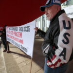 19.12.2015. Pikieta Komitetu Obrony Demokracji przeciwko łamaniu prawa i konstytucji przez najwyższe organy państwa. / Włodzimierz Batóg / Radio Kielce