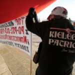 19.12.2015. Pikieta Komitetu Obrony Demokracji przeciwko łamaniu prawa i konstytucji przez najwyższe organy państwa. / Włodzimierz Batóg / Radio Kielce