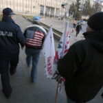 19.12.2015. Pikieta Komitetu Obrony Demokracji przeciwko łamaniu prawa i konstytucji przez najwyższe organy państwa. / Włodzimierz Batóg / Radio Kielce