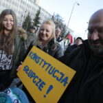 19.12.2015. Pikieta Komitetu Obrony Demokracji przeciwko łamaniu prawa i konstytucji przez najwyższe organy państwa. / Włodzimierz Batóg / Radio Kielce