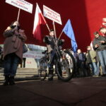 19.12.2015. Pikieta Komitetu Obrony Demokracji przeciwko łamaniu prawa i konstytucji przez najwyższe organy państwa. / Włodzimierz Batóg / Radio Kielce