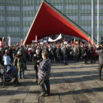 19.12.2015. Pikieta Komitetu Obrony Demokracji przeciwko łamaniu prawa i konstytucji przez najwyższe organy państwa. / Włodzimierz Batóg / Radio Kielce