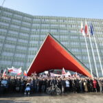 19.12.2015. Pikieta Komitetu Obrony Demokracji przeciwko łamaniu prawa i konstytucji przez najwyższe organy państwa. / Włodzimierz Batóg / Radio Kielce