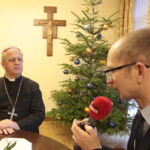 24.12.2015. Biskup kielecki Jan Piotrowski w rozmowie z Bartłomiejem Zapałą z Radia Kielce / Włodzimierz Batóg / Radio Kielce