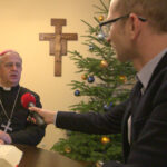 24.12.2015. Biskup kielecki Jan Piotrowski w rozmowie z Bartłomiejem Zapałą z Radia Kielce / Włodzimierz Batóg / Radio Kielce