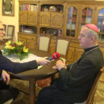 24.12.2015. Biskup kielecki Jan Piotrowski w rozmowie z Bartłomiejem Zapałą z Radia Kielce / Włodzimierz Batóg / Radio Kielce