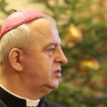 24.12.2015. Biskup kielecki Jan Piotrowski w rozmowie z Bartłomiejem Zapałą z Radia Kielce / Włodzimierz Batóg / Radio Kielce