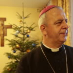 24.12.2015. Biskup kielecki Jan Piotrowski w rozmowie z Bartłomiejem Zapałą z Radia Kielce / Włodzimierz Batóg / Radio Kielce