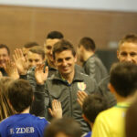 13.12.2015 Kielce. Hala przy Krakowskiej. IV Turniej Charytatywny PAMAF Pomaga 2015. Zawodników odwiedzili piłkarze Korony Kielce / Stanisław Blinstrub / Radio Kielce