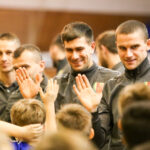 13.12.2015 Kielce. Hala przy Krakowskiej. IV Turniej Charytatywny PAMAF Pomaga 2015. Zawodników odwiedzili piłkarze Korony Kielce / Stanisław Blinstrub / Radio Kielce