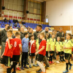 13.12.2015 Kielce. Hala przy Krakowskiej. IV Turniej Charytatywny PAMAF Pomaga 2015. Zawodników odwiedzili piłkarze Korony Kielce / Stanisław Blinstrub / Radio Kielce