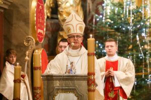 25.12.2015 Kielce. Bazylika katedralna. Pasterka. Biskup Jan Piotrowski / Stanisław Blinstrub / Radio Kielce