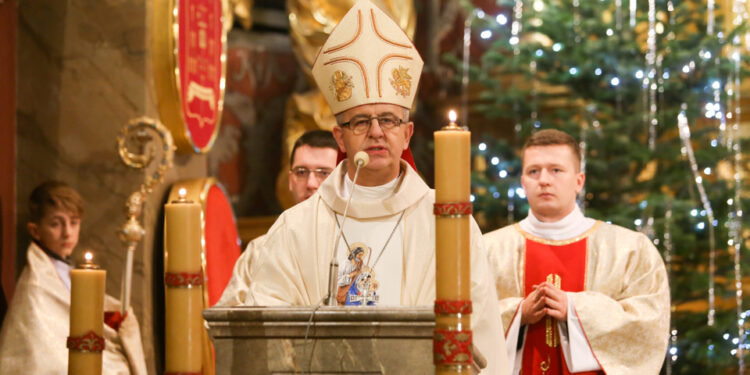 25.12.2015 Kielce. Bazylika katedralna. Pasterka. Biskup Jan Piotrowski / Stanisław Blinstrub / Radio Kielce