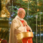 25.12.2015 Kielce. Bazylika katedralna. Pasterka. Biskup senior Kazimierz Ryczan / Stanisław Blinstrub / Radio Kielce