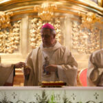 25.12.2015 Kielce. Bazylika katedralna. Pasterka. Biskup Jan Piotrowski / Stanisław Blinstrub / Radio Kielce