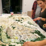 01.12.2015 Kielce. Instytut Design. Seniorzy tworzyli makietę Kadzielni / Stanisław Blinstrub / Radio Kielce