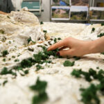 01.12.2015 Kielce. Instytut Design. Seniorzy tworzyli makietę Kadzielni / Stanisław Blinstrub / Radio Kielce