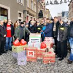 16.12.2015 Sandomierz. Szlachetna Paczka od ekipy Ojca Mateusza / Grażyna Szlęzak-Wójcik / Radio Kielce