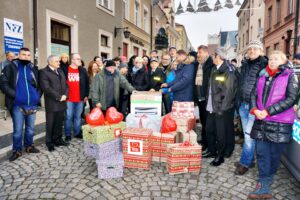 16.12.2015 Sandomierz. Szlachetna Paczka od ekipy Ojca Mateusza / Grażyna Szlęzak-Wójcik / Radio Kielce