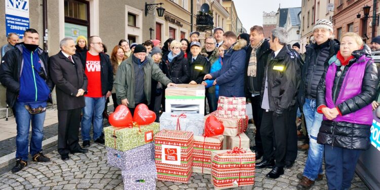 16.12.2015 Sandomierz. Szlachetna Paczka od ekipy Ojca Mateusza / Grażyna Szlęzak-Wójcik / Radio Kielce