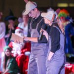 13.12.2015 Chęciny. Teatr w hali sportowej "Pod Basztami" / Stanisław Blinstrub / Radio Kielce