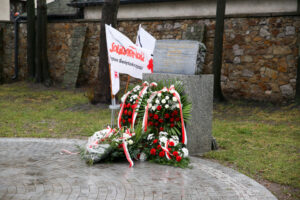 13.12.2015 Kielce. Uroczystości upamiętniające wprowadzenie w Polsce stanu Wojennego. Tablica poświęcona powstaniu Solidarności / Stanisław Blinstrub / Radio Kielce