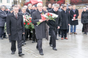 13.12.2015 Kielce. Uroczystości upamiętniające wprowadzenie w Polsce stanu Wojennego. Zarząd Regionu Świętokrzyskiego NSZZ "Solidarność" z Waldemarem Bartoszem / Stanisław Blinstrub / Radio Kielce