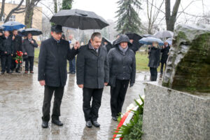 13.12.2015 Kielce. Uroczystości upamiętniające wprowadzenie w Polsce stanu Wojennego. Bogdan Latosiński z delegacją MPK / Stanisław Blinstrub / Radio Kielce