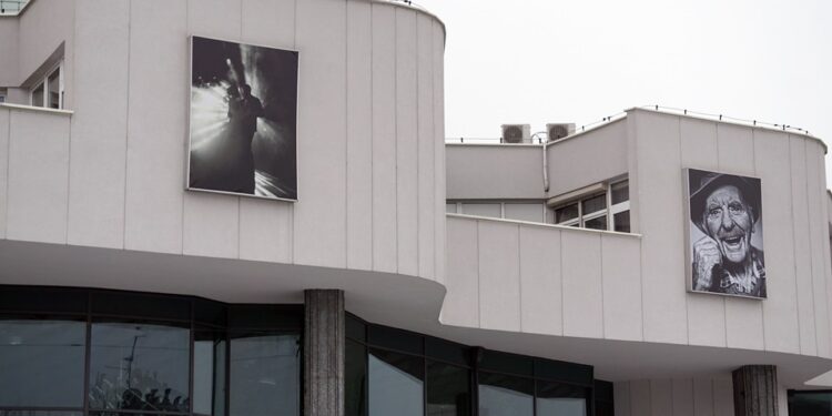 05.12.2014 Wystawa "Życie jest piękne" na budynku KCK / Stanisław Blinstrub / Radio Kielce