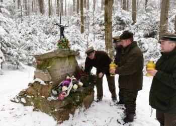 Leśnicy z nadleśnictwa Daleszyce uczcili Powstańców Styczniowych / Łukasz Czubak / RDLP w Radomiu