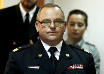 18.12.2015 Kielce. Wigilia . Spotkanie opłatkowe świętokrzyskich służb mundurowych w Państwowej Straży Pożarnej przy ulicy Sandomierskiej . Komendant wojewódzkiej straży pożarnej Zbigniew Muszczak. / Jarosław Kubalski / Radio Kielce