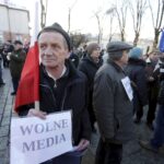 09.01.2016 Kielce. Komitet Obrony Demokracji manifestuje w obronie wolnych mediów pod pomnikiem Henryka Sienkiewicza. / Jarosław Kubalski / Radio Kielce