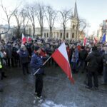 09.01.2016 Kielce. Komitet Obrony Demokracji manifestuje w obronie wolnych mediów pod pomnikiem Henryka Sienkiewicza. / Jarosław Kubalski / Radio Kielce