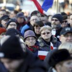 09.01.2016 Kielce. Komitet Obrony Demokracji manifestuje w obronie wolnych mediów pod pomnikiem Henryka Sienkiewicza. / Jarosław Kubalski / Radio Kielce