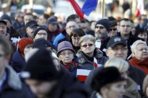 09.01.2016 Kielce. Komitet Obrony Demokracji manifestuje w obronie wolnych mediów pod pomnikiem Henryka Sienkiewicza. / Jarosław Kubalski / Radio Kielce