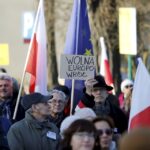 09.01.2016 Kielce. Komitet Obrony Demokracji manifestuje w obronie wolnych mediów pod pomnikiem Henryka Sienkiewicza. / Jarosław Kubalski / Radio Kielce