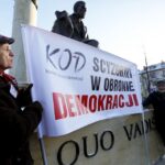09.01.2016 Kielce. Komitet Obrony Demokracji manifestuje w obronie wolnych mediów pod pomnikiem Henryka Sienkiewicza. / Jarosław Kubalski / Radio Kielce