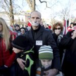 09.01.2016 Kielce. Komitet Obrony Demokracji manifestuje w obronie wolnych mediów pod pomnikiem Henryka Sienkiewicza. / Jarosław Kubalski / Radio Kielce