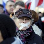 09.01.2016 Kielce. Komitet Obrony Demokracji manifestuje w obronie wolnych mediów pod pomnikiem Henryka Sienkiewicza. / Jarosław Kubalski / Radio Kielce