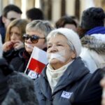 09.01.2016 Kielce. Komitet Obrony Demokracji manifestuje w obronie wolnych mediów pod pomnikiem Henryka Sienkiewicza. / Jarosław Kubalski / Radio Kielce