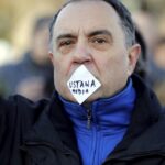 09.01.2016 Kielce. Komitet Obrony Demokracji manifestuje w obronie wolnych mediów pod pomnikiem Henryka Sienkiewicza. / Jarosław Kubalski / Radio Kielce