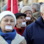 09.01.2016 Kielce. Komitet Obrony Demokracji manifestuje w obronie wolnych mediów pod pomnikiem Henryka Sienkiewicza. / Jarosław Kubalski / Radio Kielce