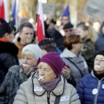 09.01.2016 Kielce. Komitet Obrony Demokracji manifestuje w obronie wolnych mediów pod pomnikiem Henryka Sienkiewicza. / Jarosław Kubalski / Radio Kielce