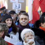 09.01.2016 Kielce. Komitet Obrony Demokracji manifestuje w obronie wolnych mediów pod pomnikiem Henryka Sienkiewicza. / Jarosław Kubalski / Radio Kielce