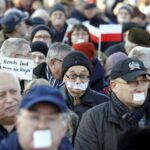 09.01.2016 Kielce. Komitet Obrony Demokracji manifestuje w obronie wolnych mediów pod pomnikiem Henryka Sienkiewicza. / Jarosław Kubalski / Radio Kielce