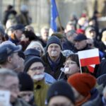 09.01.2016 Kielce. Komitet Obrony Demokracji manifestuje w obronie wolnych mediów pod pomnikiem Henryka Sienkiewicza. / Jarosław Kubalski / Radio Kielce