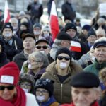 09.01.2016 Kielce. Komitet Obrony Demokracji manifestuje w obronie wolnych mediów pod pomnikiem Henryka Sienkiewicza. / Jarosław Kubalski / Radio Kielce