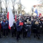 09.01.2016 Kielce. Komitet Obrony Demokracji manifestuje w obronie wolnych mediów pod pomnikiem Henryka Sienkiewicza. / Jarosław Kubalski / Radio Kielce